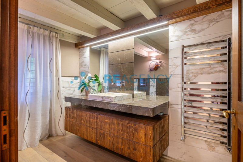 CHIAMPO 

Amate la collina i prati e il bosco e la vostra esigenza è di quella di passare il vost...