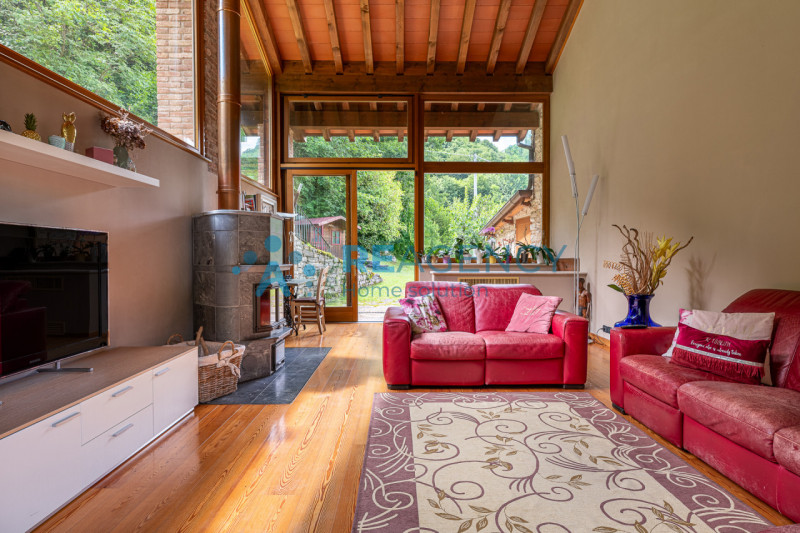 CHIAMPO 

Amate la collina i prati e il bosco e la vostra esigenza è di quella di passare il vost...