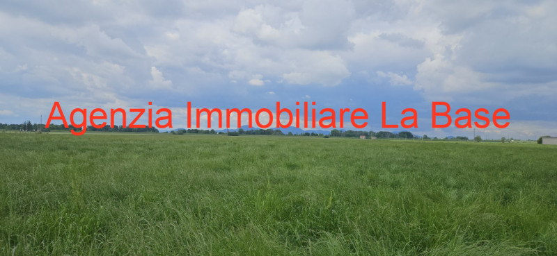 In esclusiva presso la nostra agenzia immobiliare proponiamo terreno agricolo di oltre 50.000 mq,...