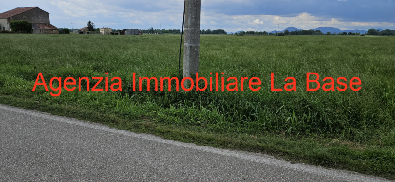In esclusiva presso la nostra agenzia immobiliare proponiamo terreno agricolo di oltre 50.000 mq,...