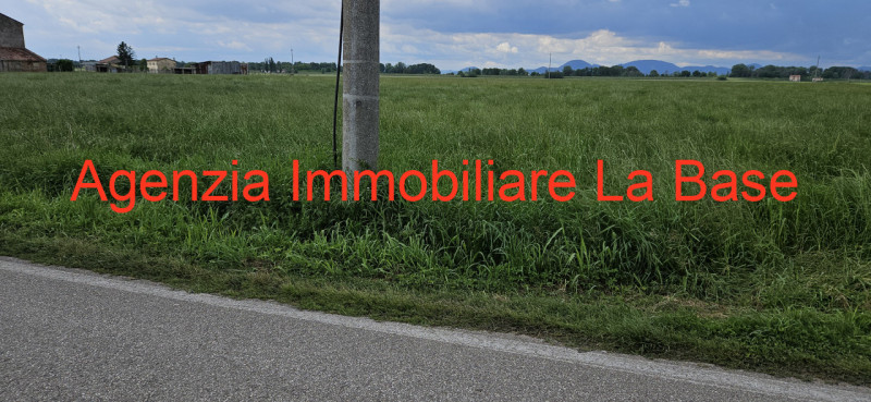 In esclusiva presso la nostra agenzia immobiliare proponiamo terreno agricolo di oltre 50.000 mq,...