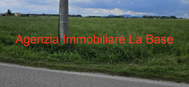 In esclusiva presso la nostra agenzia immobiliare proponiamo terreno agricolo di oltre 50.000 mq,...