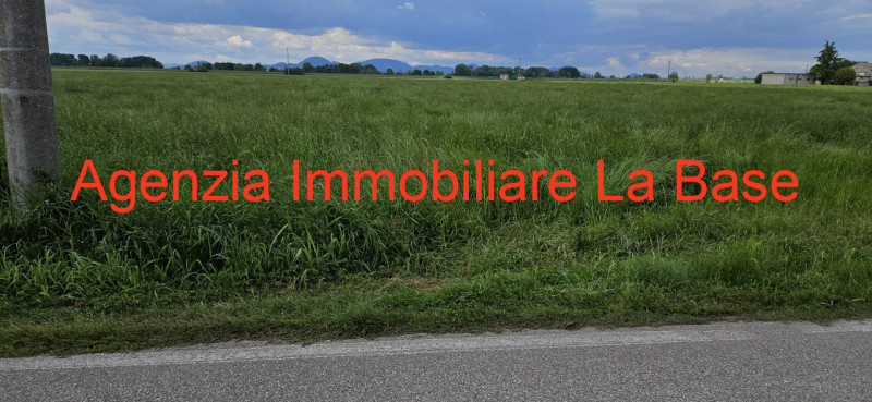 In esclusiva presso la nostra agenzia immobiliare proponiamo terreno agricolo di oltre 50.000 mq,...