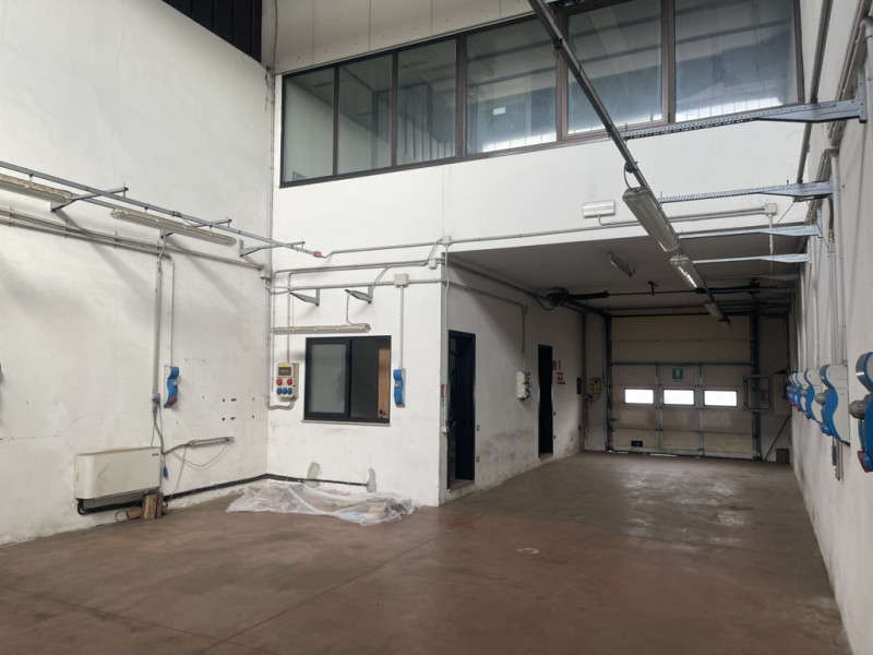 SACCOLONGO Nella zona industriale-artigianale di Saccolongo, a 10 minuti dalle uscite 5 e 6 della...