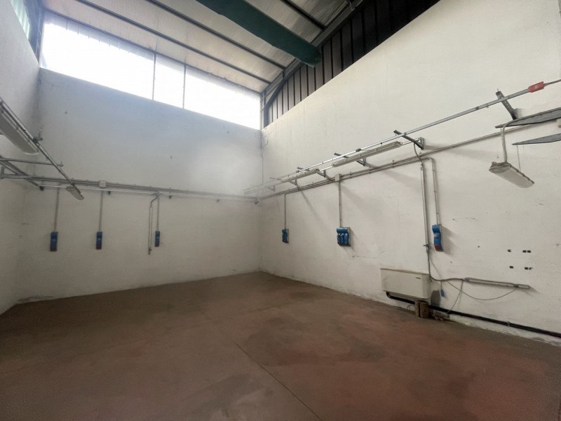 SACCOLONGO Nella zona industriale-artigianale di Saccolongo, a 10 minuti dalle uscite 5 e 6 della...