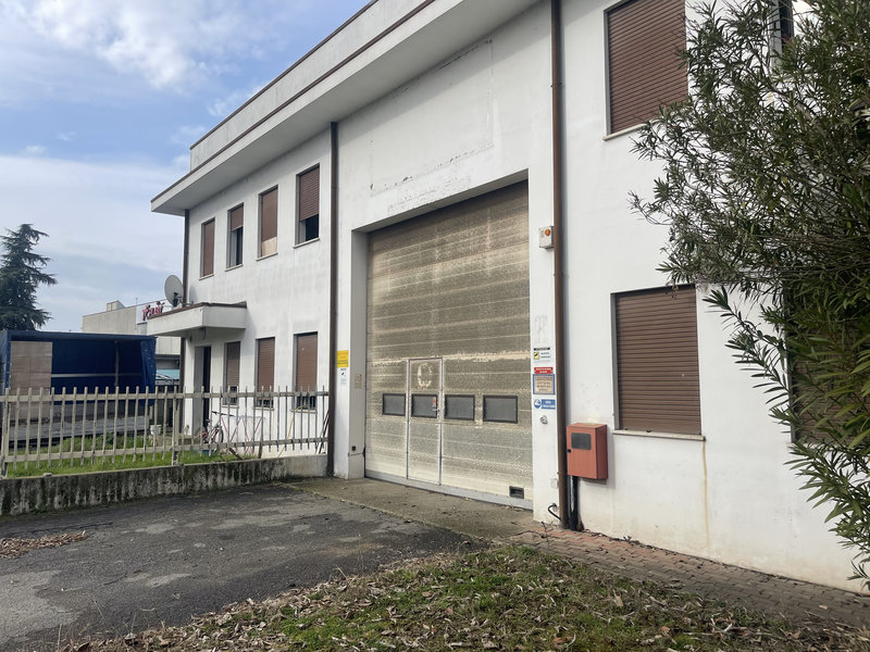 SACCOLONGO Nella zona industriale-artigianale di Saccolongo, a 10 minuti dalle uscite 5 e 6 della...