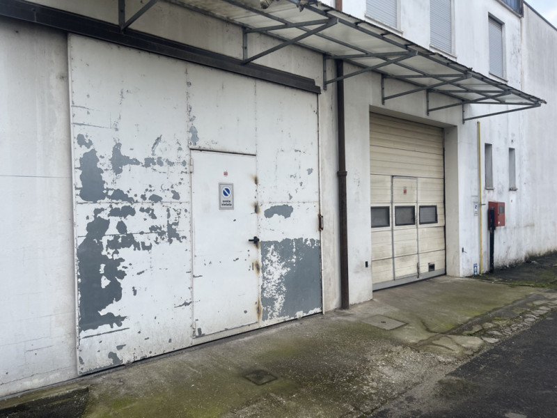 SACCOLONGO Nella zona industriale-artigianale di Saccolongo, a 10 minuti dalle uscite 5 e 6 della...