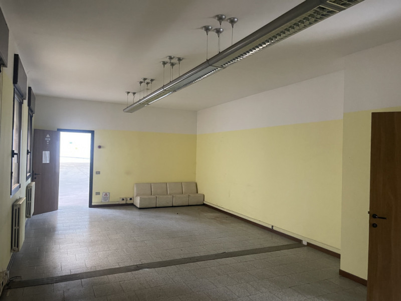 SACCOLONGO Nella zona industriale-artigianale di Saccolongo, a 10 minuti dalle uscite 5 e 6 della...