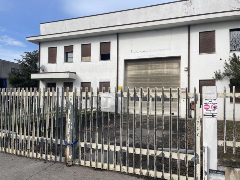 SACCOLONGO Nella zona industriale-artigianale di Saccolongo, a 10 minuti dalle uscite 5 e 6 della...