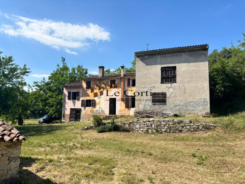 Scoprite un'opportunità unica nel cuore delle colline a Lonigo. Proponiamo in vendita un affascin...