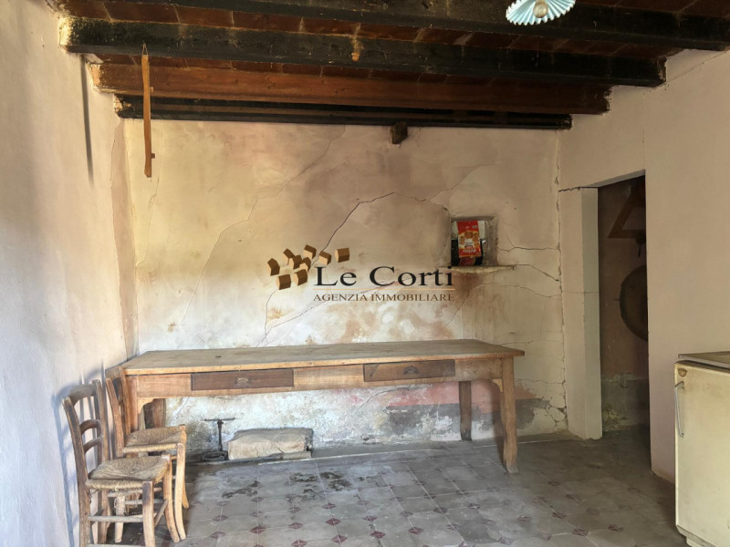 Scoprite un'opportunità unica nel cuore delle colline a Lonigo. Proponiamo in vendita un affascin...