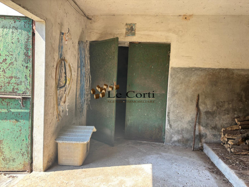 Scoprite un'opportunità unica nel cuore delle colline a Lonigo. Proponiamo in vendita un affascin...