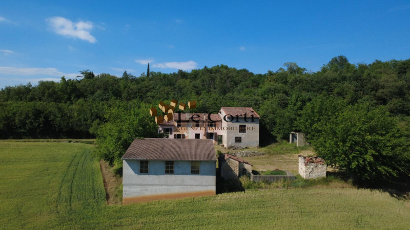 Scoprite un'opportunità unica nel cuore delle colline a Lonigo. Proponiamo in vendita un affascin...