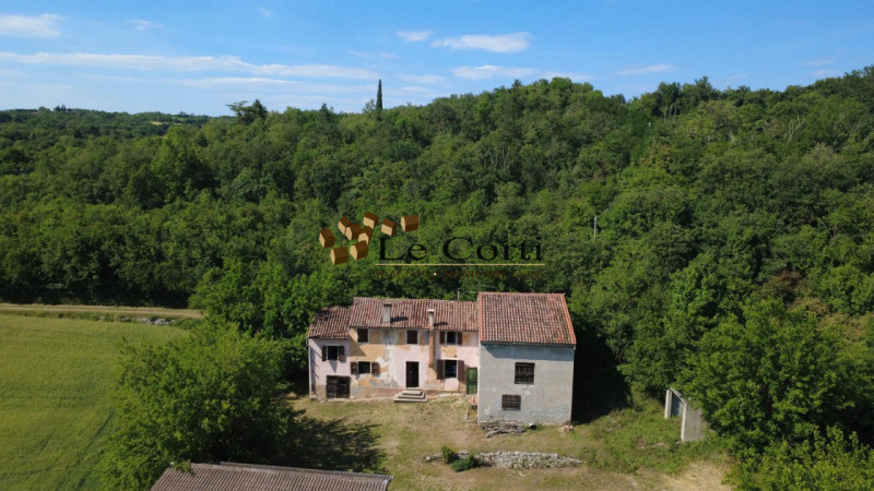 Scoprite un'opportunità unica nel cuore delle colline a Lonigo. Proponiamo in vendita un affascin...