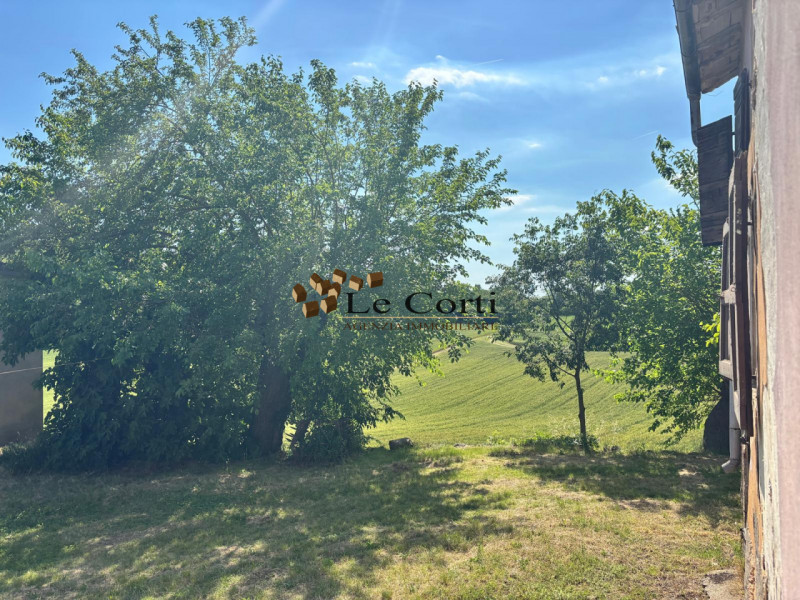 Scoprite un'opportunità unica nel cuore delle colline a Lonigo. Proponiamo in vendita un affascin...