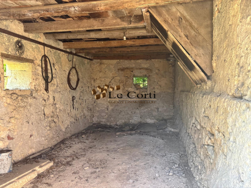 Scoprite un'opportunità unica nel cuore delle colline a Lonigo. Proponiamo in vendita un affascin...