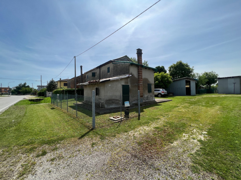 (Per INFO Cristina 3389226442) A Galta proponiamo in vendita 8.300 mq di terreno agricolo con abi...