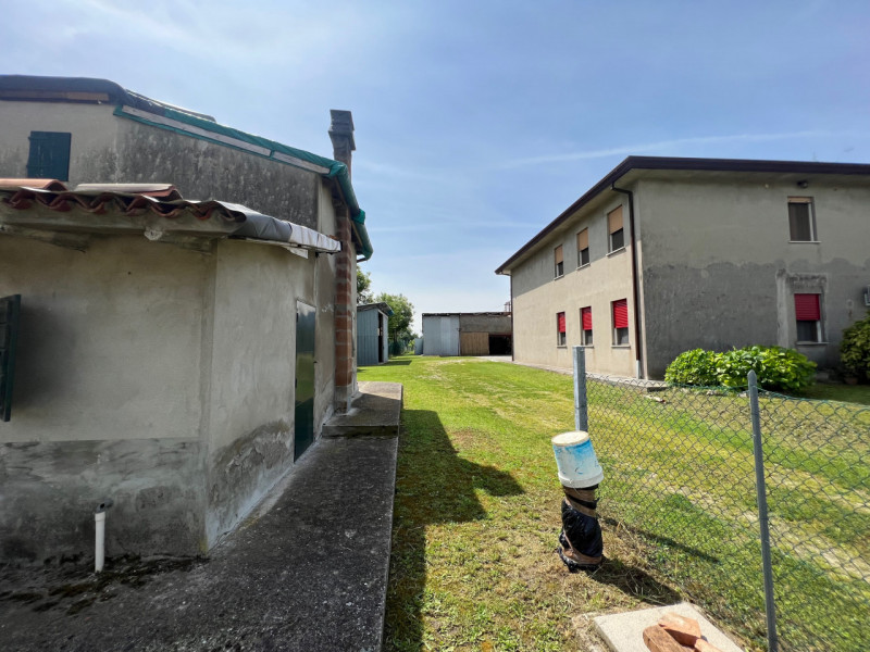 (Per INFO Cristina 3389226442) A Galta proponiamo in vendita 8.300 mq di terreno agricolo con abi...