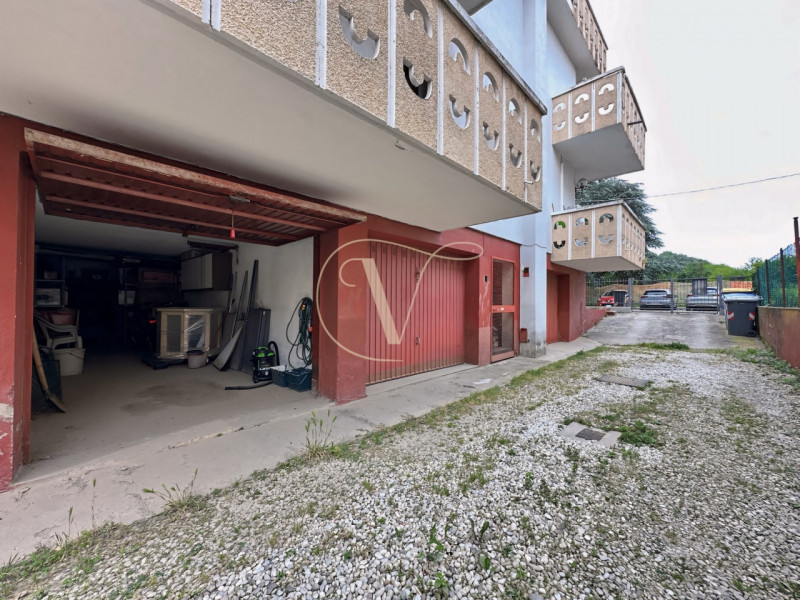 APPARTAMENTO CON RISCALDAMENTO AUTONOMO - PALAZZINA DI SOLE 6 UNITA'

Vieni a scoprire questo lum...