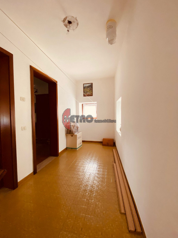 In vendita da Metro Immobiliare, proponiamo una casa di corte situata ai Massignani di Valdagno, ...