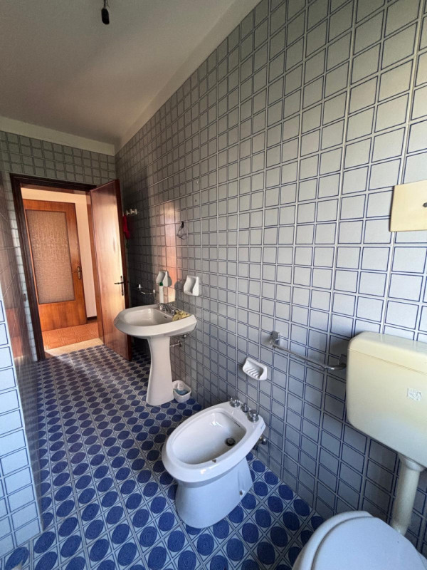 Scoprite questa opportunità di vendita a Piacenza d'Adige! Situato comodamente al piano terra, qu...