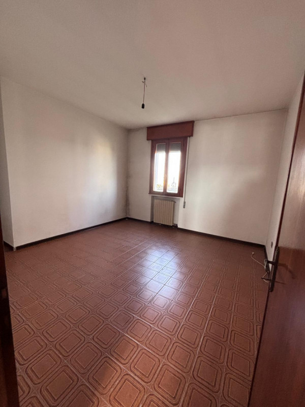 Scoprite questa opportunità di vendita a Piacenza d'Adige! Situato comodamente al piano terra, qu...