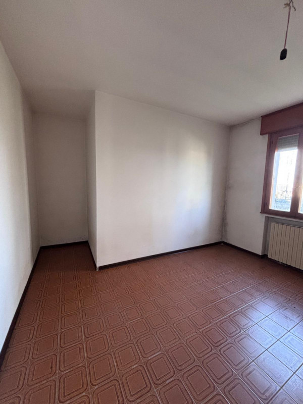 Scoprite questa opportunità di vendita a Piacenza d'Adige! Situato comodamente al piano terra, qu...