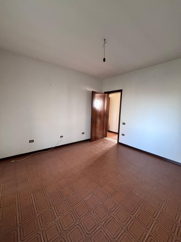 Scoprite questa opportunità di vendita a Piacenza d'Adige! Situato comodamente al piano terra, qu...