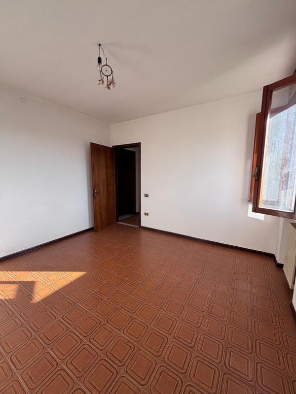 Scoprite questa opportunità di vendita a Piacenza d'Adige! Situato comodamente al piano terra, qu...