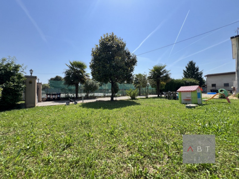 Situato in contesto di due unità, appartamento al piano terra e composto di: ingresso, soggiorno,...