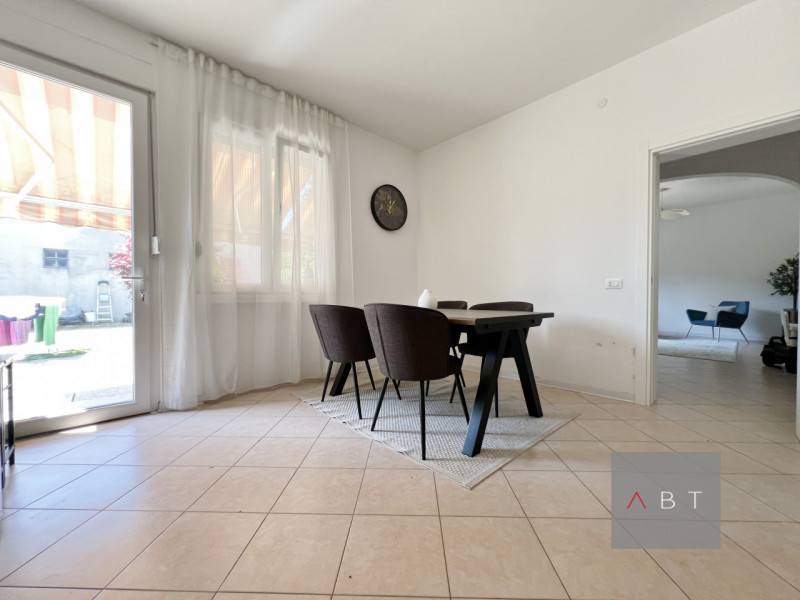 Situato in contesto di due unità, appartamento al piano terra e composto di: ingresso, soggiorno,...