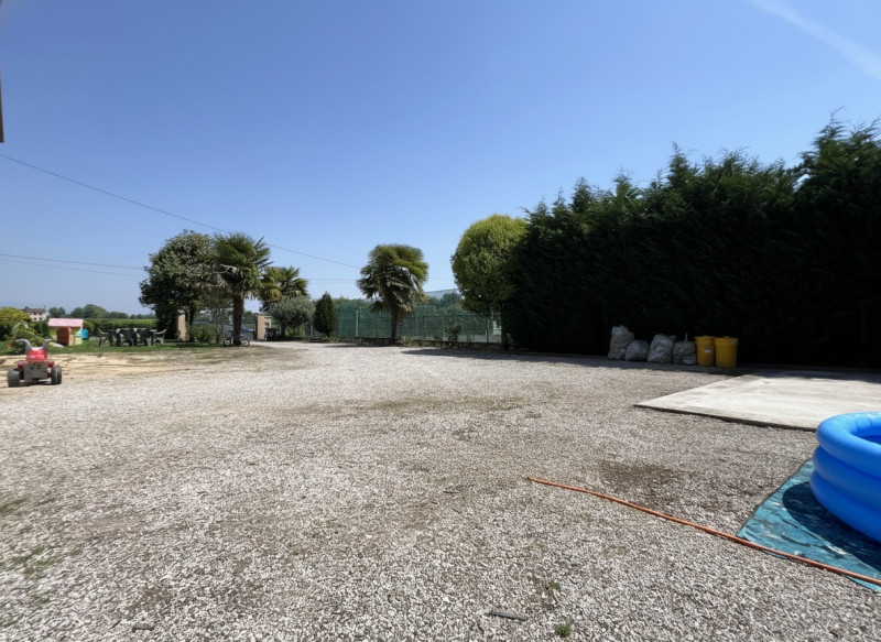 Situato in contesto di due unità, appartamento al piano terra e composto di: ingresso, soggiorno,...