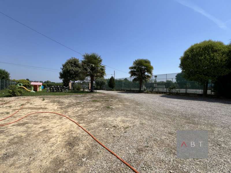 Situato in contesto di due unità, appartamento al piano terra e composto di: ingresso, soggiorno,...