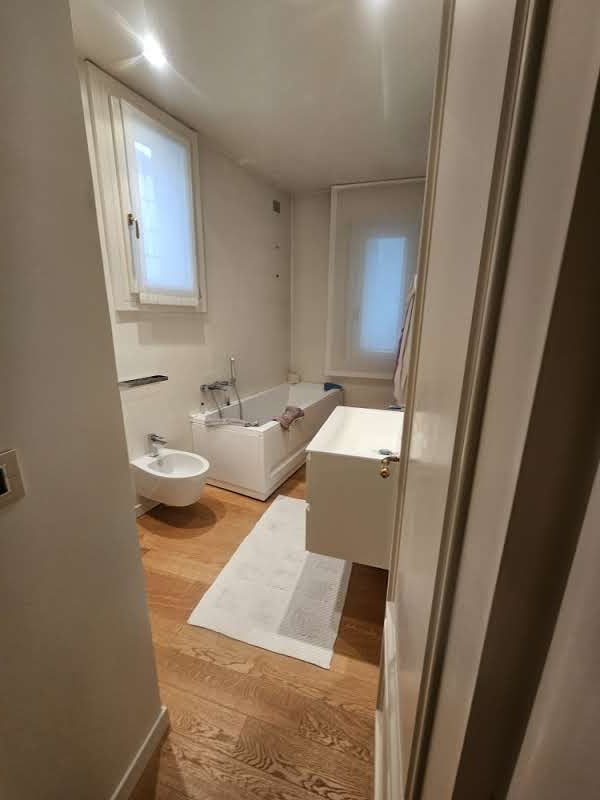 Scopri un'opportunità unica in una delle zone più suggestive di Padova, nella storica zona del Du...