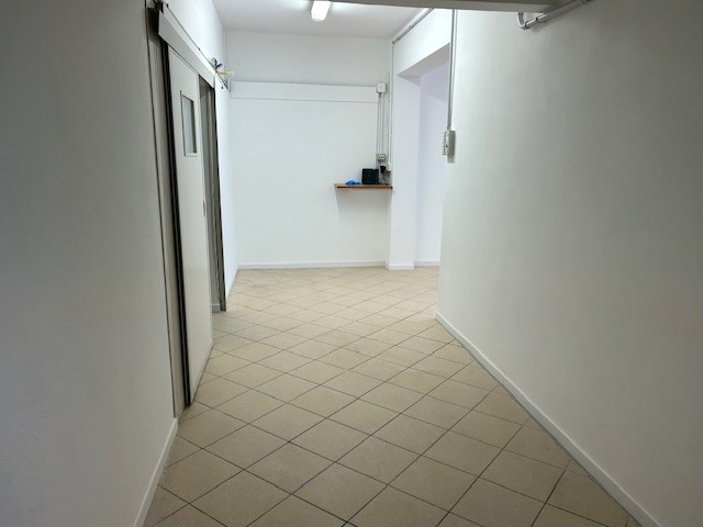 ALBIGNASEGO: CENTRALISSIMO, con buona possibilità di parcheggio, in zona di forte passaggio, prop...