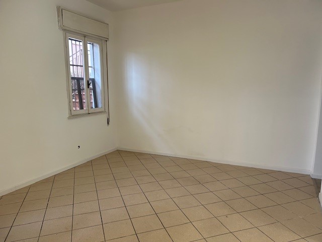 ALBIGNASEGO: CENTRALISSIMO, con buona possibilità di parcheggio, in zona di forte passaggio, prop...