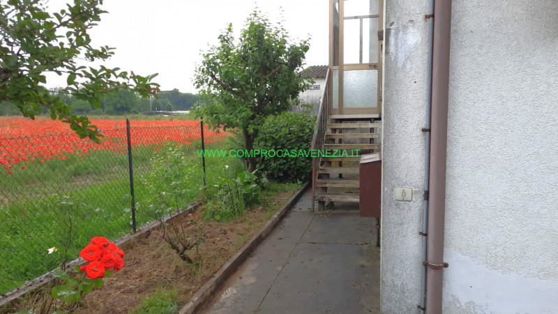 In centro a Casale proponiamo una casa singola in discrete condizioni manutentive in una via tran...