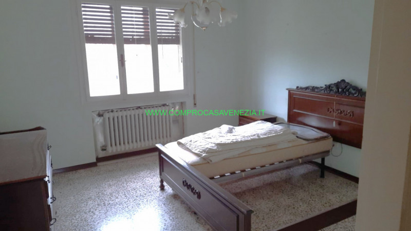 In centro a Casale proponiamo una casa singola in discrete condizioni manutentive in una via tran...