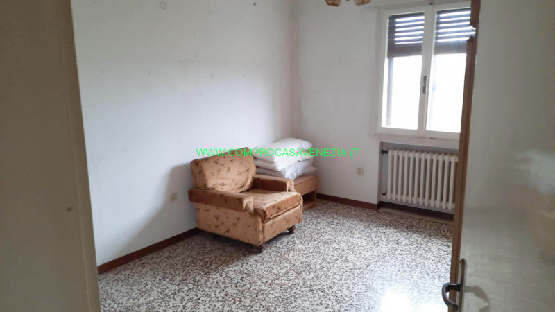 In centro a Casale proponiamo una casa singola in discrete condizioni manutentive in una via tran...