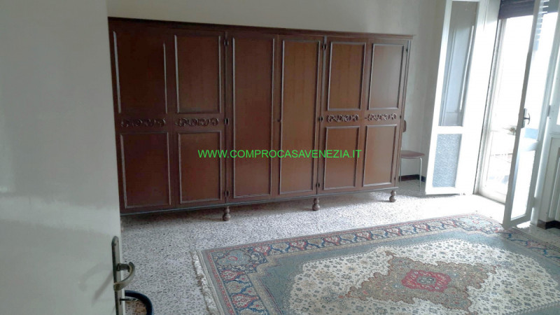 In centro a Casale proponiamo una casa singola in discrete condizioni manutentive in una via tran...