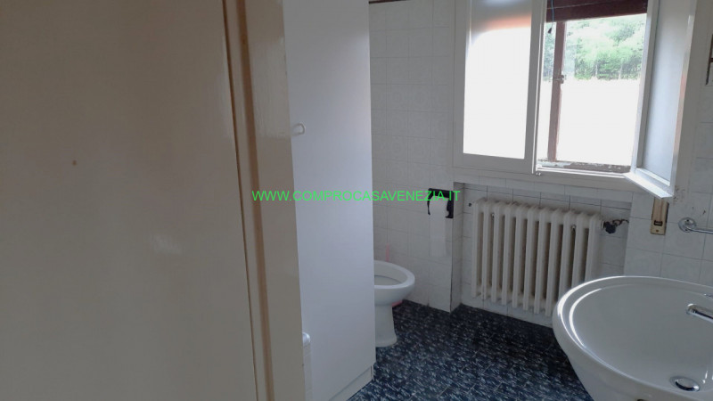 In centro a Casale proponiamo una casa singola in discrete condizioni manutentive in una via tran...