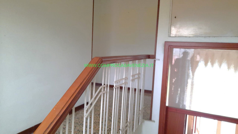 In centro a Casale proponiamo una casa singola in discrete condizioni manutentive in una via tran...