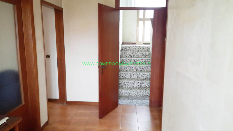 In centro a Casale proponiamo una casa singola in discrete condizioni manutentive in una via tran...