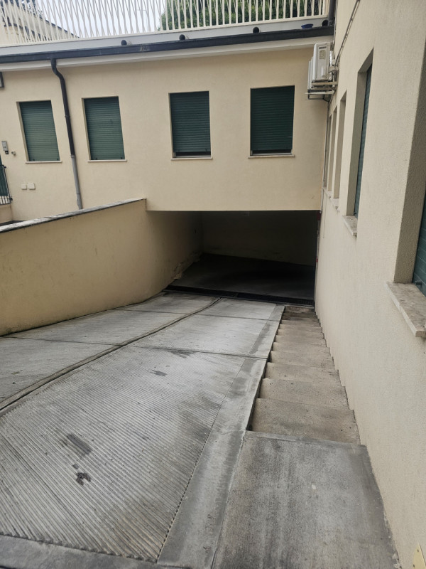In affitto nel cuore del Centro Storico di Padova, proponiamo un comodo garage con serranda. Con ...
