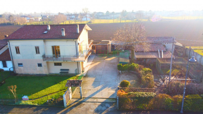 Bolzano Vicentino: questa particolare soluzione è ideale per chi necessita di grandi spazi abitat...