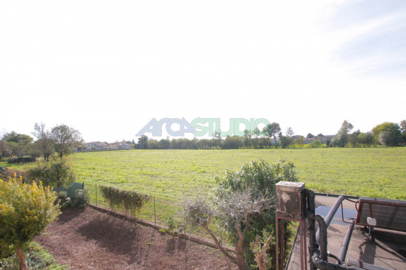 Bolzano Vicentino: questa particolare soluzione è ideale per chi necessita di grandi spazi abitat...