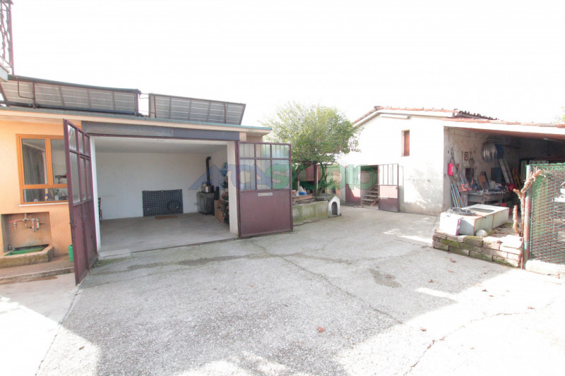 Bolzano Vicentino: questa particolare soluzione è ideale per chi necessita di grandi spazi abitat...