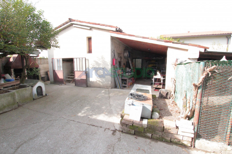 Bolzano Vicentino: questa particolare soluzione è ideale per chi necessita di grandi spazi abitat...