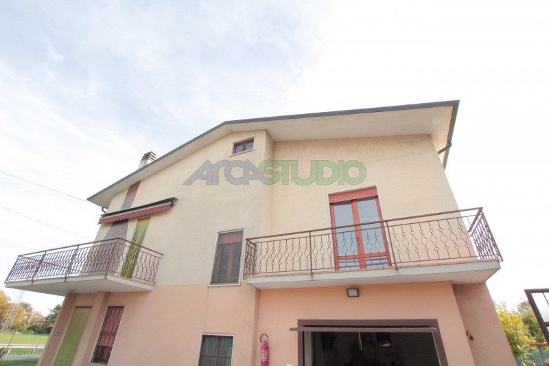 Bolzano Vicentino: questa particolare soluzione è ideale per chi necessita di grandi spazi abitat...