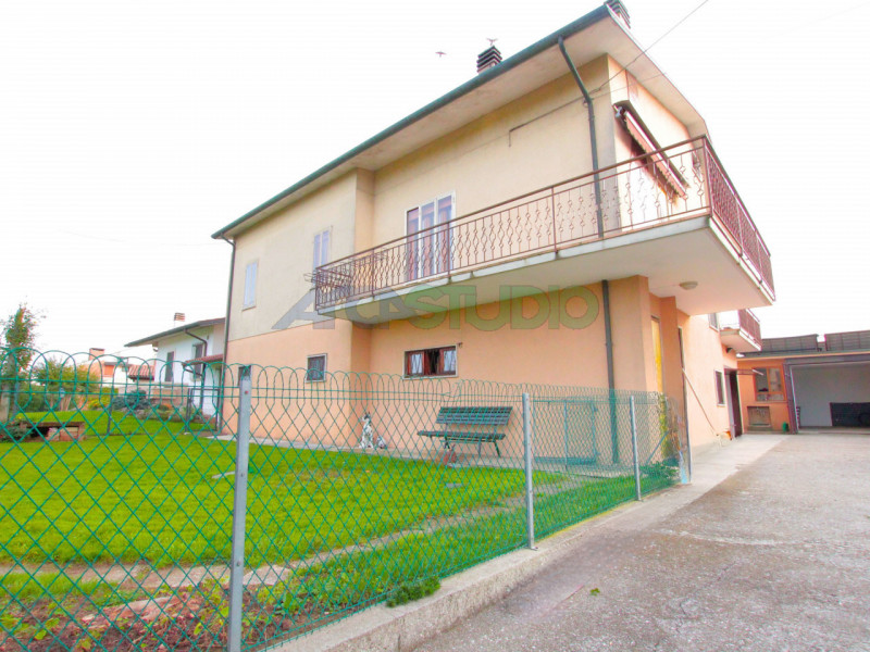 Bolzano Vicentino: questa particolare soluzione è ideale per chi necessita di grandi spazi abitat...